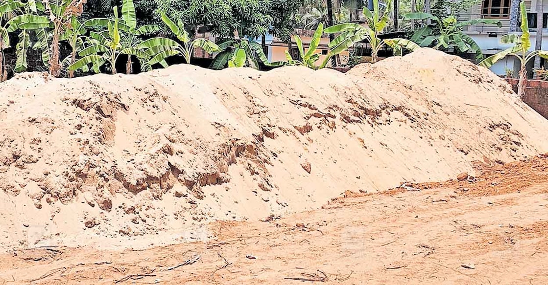 സ്വകാര്യ വ്യക്തിയുടെ ഉടമസ്ഥതയിൽ തീരപ്രദേശത്തുള്ള പറമ്പിൽ അനധികൃതമായി മണൽ ഖനനം ചെയ്ത് കൂട്ടിയിട്ടിരിക്കുന്നു.  
