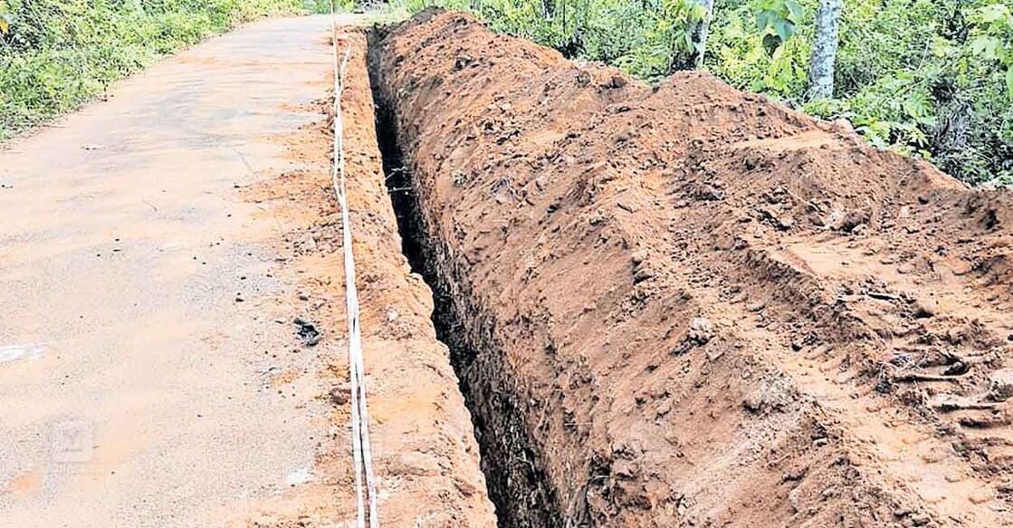 പെരുമ്പട്ട മുള്ളിക്കാട് റോഡരികിലെ അപകടഭീഷണിയുയർത്തുന്ന കേബിൾക്കുഴി.  
