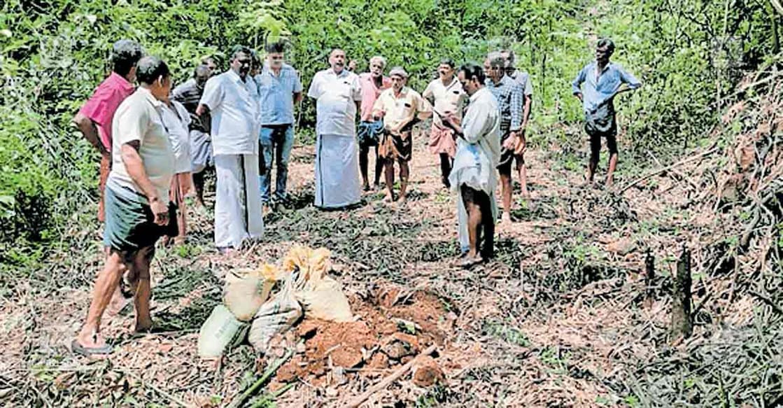 മൈക്കയം റോഡിൽ വനംവകുപ്പ് അധികൃതർ വേലികെട്ടുന്നതിനായി 
കുഴികുത്തിയത് പഞ്ചായത്ത് പ്രസിഡന്റ് രാജുകട്ടക്കയവും ഭരണ
സമിതിഅംഗങ്ങളും സന്ദർശിക്കുന്നു  
