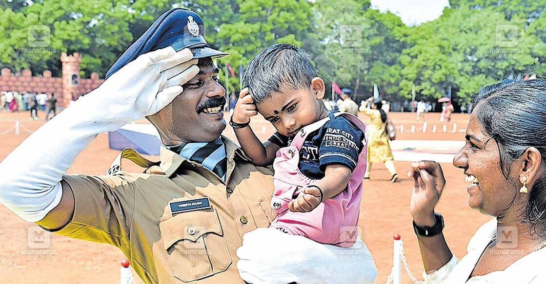 അച്ഛന്റെ വക ഒരു സല്യൂട്ട് !
മാങ്ങാട്ടുപറമ്പ് കെഎപി നാലാം ബറ്റാലിയൻ ആസ്ഥാനത്ത് നടന്ന പാസിങ് ഔട്ട് പരേഡിനു ശേഷം കുടുംബാംഗങ്ങൾക്കരികിലെത്തിയ നീലേശ്വരം ചായ്യോത്ത് സ്വദേശി വിനീത് രാജൻ മകൻ ഒന്നര വയസ്സുകാരൻ അവിനയിനെ കയ്യിലെടുത്ത് സല്യൂട്ട് ചെയ്തപ്പോൾ. അച്ഛനെ പ്രത്യഭിവാദ്യം ചെയ്യാൻ അവിനയ് കൈ നെറ്റിക്കു സമീപം കൊണ്ടുവച്ചതും കാണാം. ഭാര്യ ആതിര സമീപം.  
