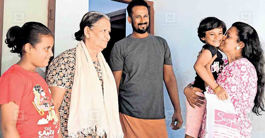 
മേലാംങ്കോട്ട് സ്കൂളിലെ അധ്യാപിക സുജന വിഷുക്കോടി വീടുകളിലെത്തിച്ചു നൽകുന്നു.  
