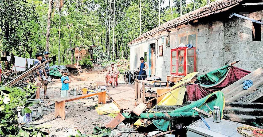 കാറ്റിലും മഴയിലും തകർന്ന ഓടക്കൊല്ലിയിലെ ജോസ് വട്ടക്കുന്നേലിന്റെ വീട്  
