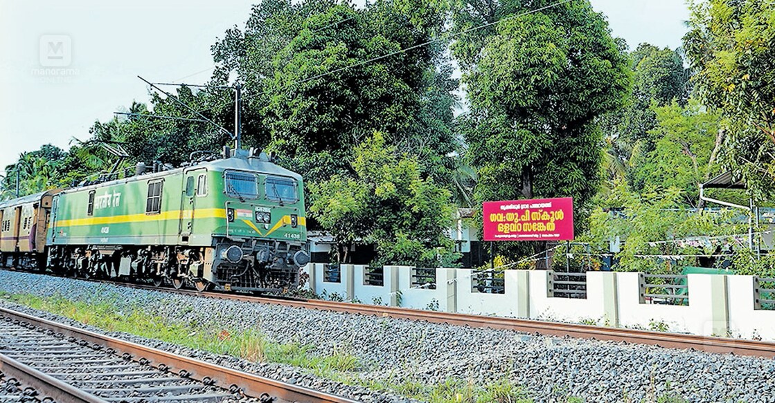 rail-palam-school റെയിൽപാതയ്ക്കരികിലെ ഒളവറ സങ്കേത ജിയുപി സ്കൂൾ. ഇവിടെ പാളം കടക്കാൻ മേൽപാലത്തിനുള്ള ആവശ്യം പരിഗണിക്കപ്പെടുന്നില്ല.