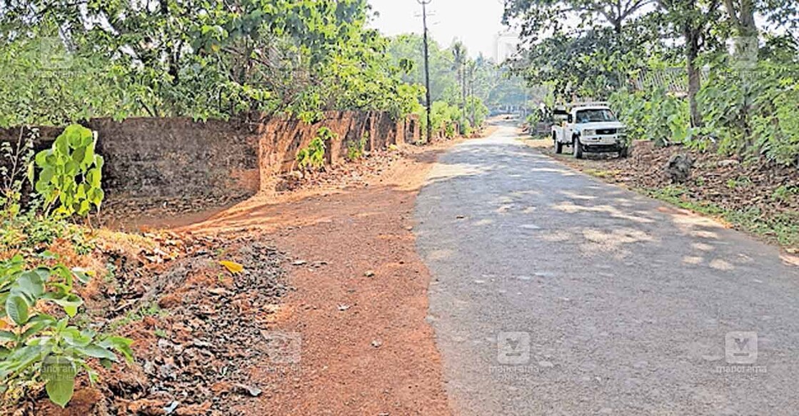 barla-vidyagiri-road കോൺക്രീറ്റ് ഓവുചാൽ നിർമിക്കേണ്ട ബദിയടുക്ക ബർള –വിദ്യാഗിരി റോഡ്.