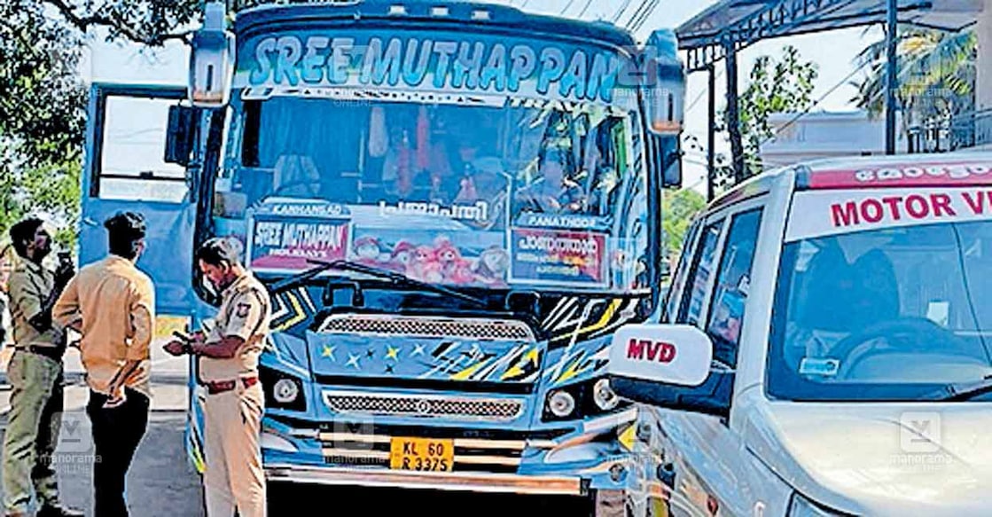 bus-fare-issue യാത്രക്കാരിൽനിന്ന് അമിത നിരക്ക് ഈടാക്കുന്നെന്ന പരാതിയെത്തുടർന്നു മോട്ടർ വാഹന വകുപ്പിന്റെ നേതൃത്വത്തിൽ അമ്പലത്തറയിൽ സ്വകാര്യ ബസുകൾ പരിശോധിക്കുന്നു.
