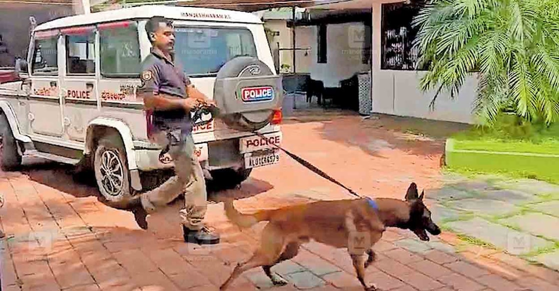 manjewsaram-dog-sqd കവർച്ച നടന്ന മഞ്ചേശ്വരം ബീച്ച് റോഡിലെ നവീൻ മൊന്തേരയുടെ വീട്ടിൽ ഡോഗ് സ്ക്വാഡ് പരിശോധിക്കുന്നു.