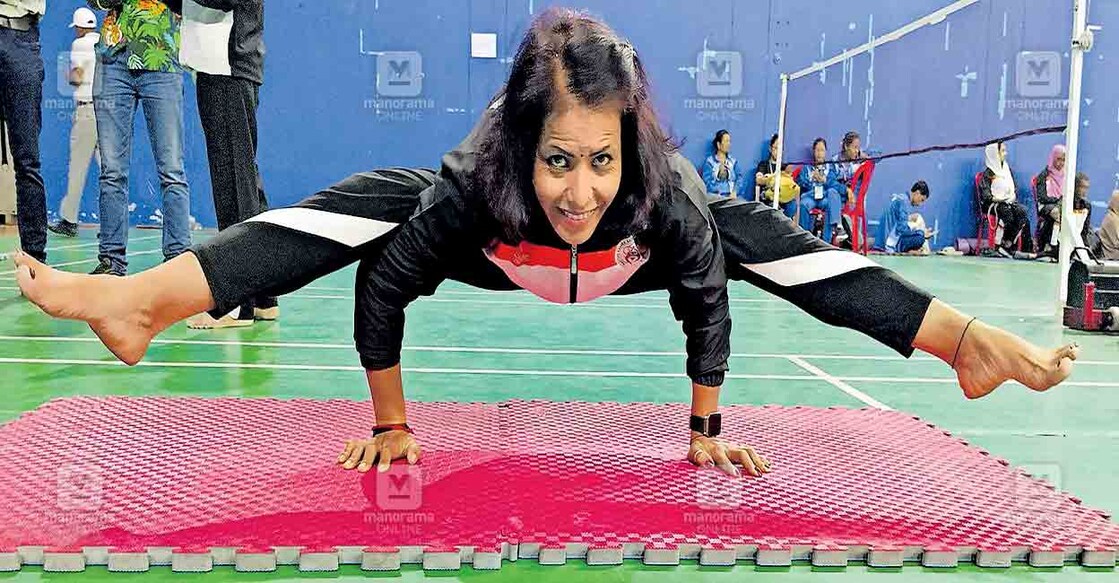 nepal-sunitha1 സുനിത ബാബുവെന്ന സുനിത കാർക്കി ഹിമാചലിൽ നടന്ന ദേശീയ മാസ്റ്റേഴ്സ് ഗെയിംസിൽ യോഗ മത്സരത്തിനിടെ.
