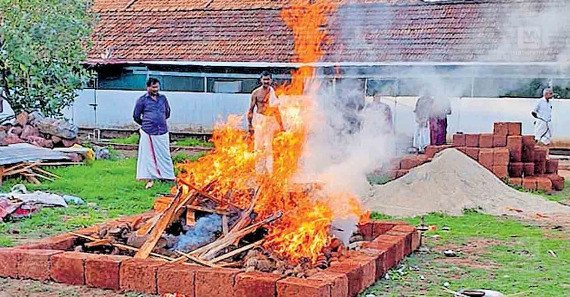 kasargod-flagpole-is-burning തൃക്കണ്ണാട് ത്രയംബകേശ്വര ക്ഷേത്രത്തിൽ നിന്നു നീക്കം ചെയ്ത കൊടിമരം ഹോമക്രിയ നടത്തി ദഹിപ്പിക്കുന്നു.