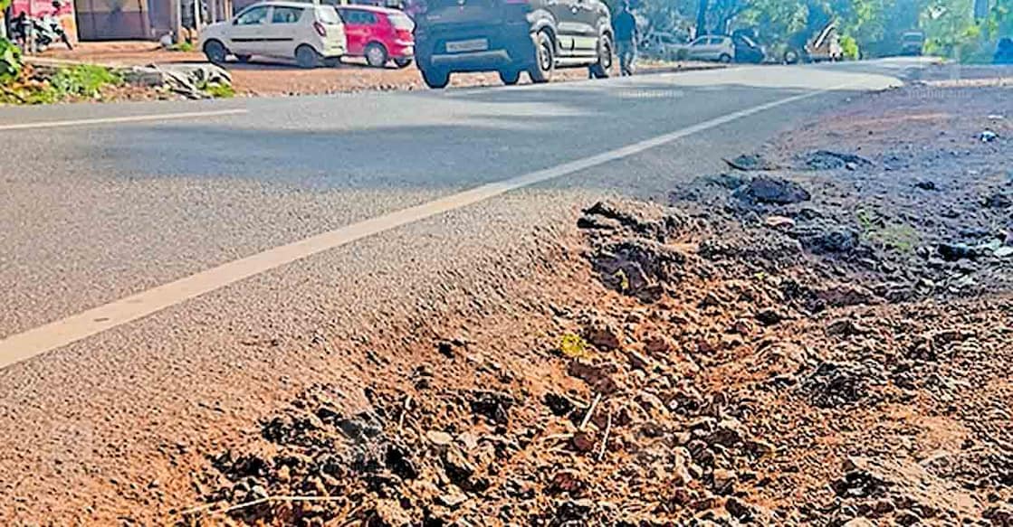 kasargod-potholes ചെർക്കള–ജാൽസൂർ സംസ്ഥാനാന്തര പാതയ്ക്കരികിൽ ബോവിക്കാനം മീൻ മാർക്കറ്റിനു മുൻപിൽ മഴവെള്ളം ഒഴുകി രൂപപ്പെട്ട കുഴികൾ.