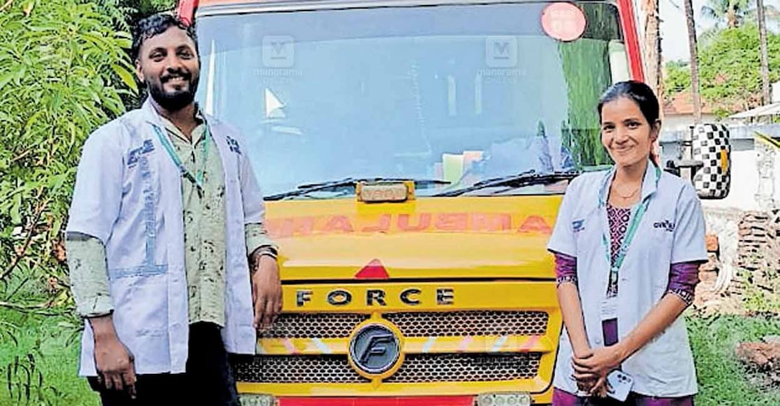 108-ambulance ആംബുലൻസ് പൈലറ്റ് എം.അശ്വനും എമർജൻസി മെഡിക്കൽ ടെക്നിഷ്യൻ ഇ.ആര്യയും.