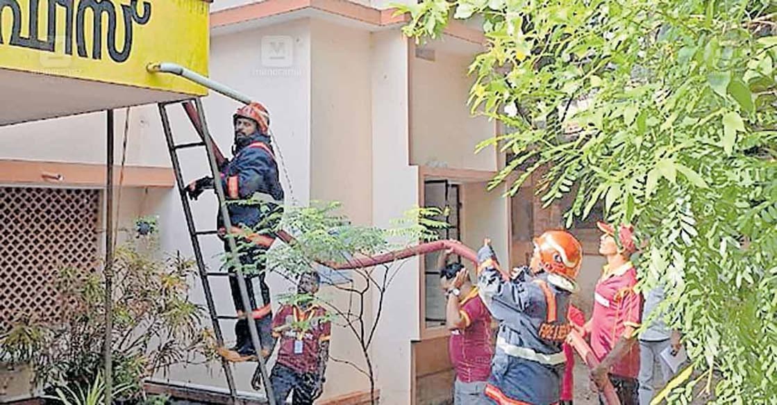moc-drill കാഞ്ഞങ്ങാട് ആർഡി ഓഫിസിൽ നടന്ന മോക് ഡ്രിൽ.