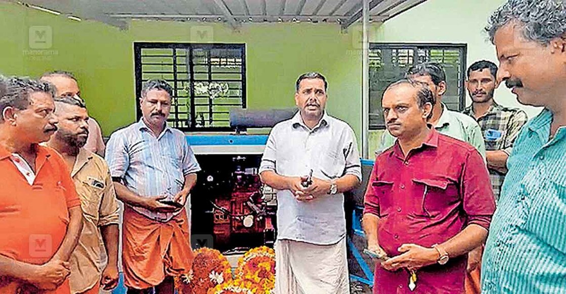 kadumeni-crematorium-funeral-delay വൈദ്യുതി തകരാറിനെത്തുടർന്ന് കടുമേനി പൊതുശ്മശാനത്തിൽ മൃതദേഹം സംസ്കരിക്കാൻ വൈകിയതിൽ പ്രതിഷേധിച്ച് നാട്ടുകാർ ജനറേറ്ററിൽ റീത്ത് വച്ചു പ്രതിഷേധിക്കുന്നു.