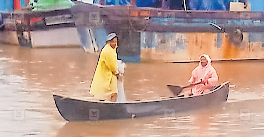 kasargod-monsoon-update മഴ കുറഞ്ഞപ്പോൾ ചെറുവത്തൂർ മടക്കര പഴയ മത്സ്യബന്ധന തുറമുഖത്തിനു സമീപം പുഴയിൽ വലയെറിഞ്ഞു മീൻപിടിക്കുന്ന മത്സ്യത്തൊഴിലാളികൾ
