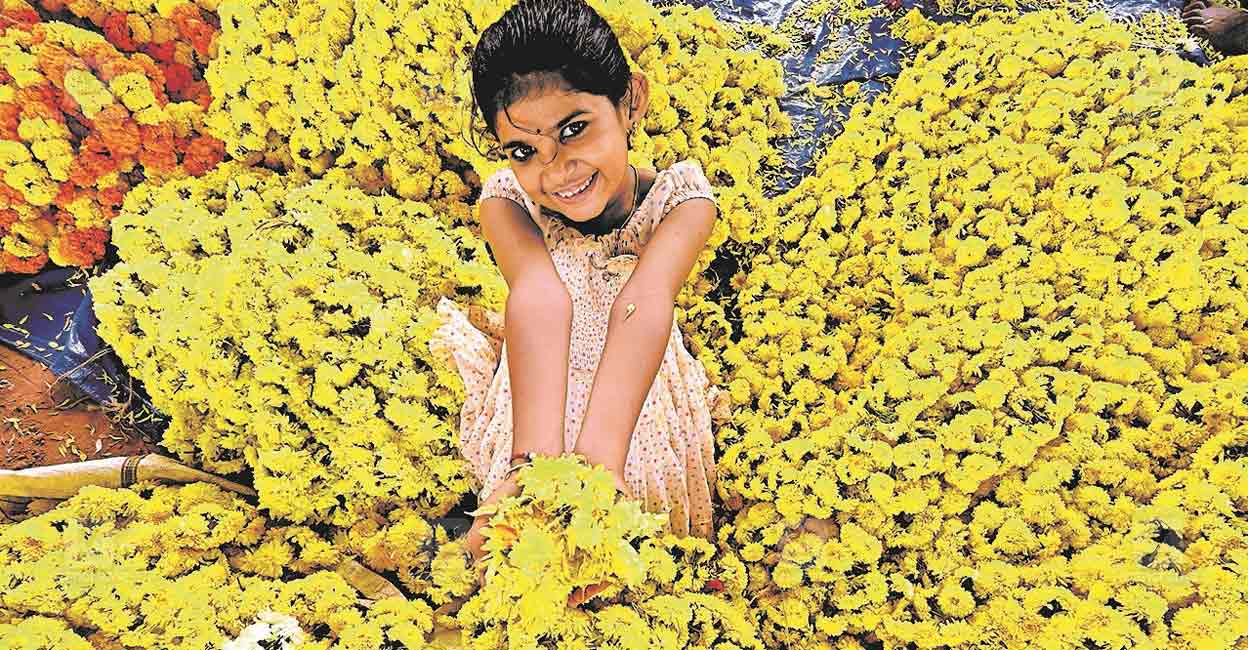 ഉത്രാടപ്പൂവിളി കേട്ട് നാട്; ഓണത്തിന്റെ തിരക്കിൽ അലിഞ്ഞ് നഗരങ്ങൾ