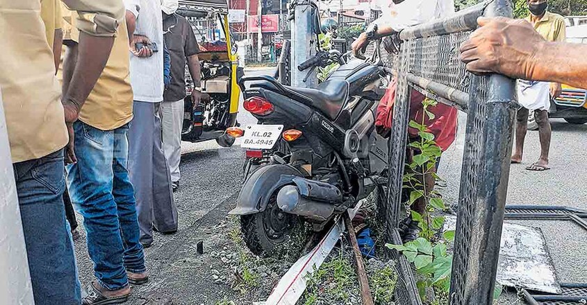 ബൈക്ക് യാത്രികനെ കാറിടിച്ചു തെറിപ്പിച്ചു | കൊല്ലം വാർത്തക