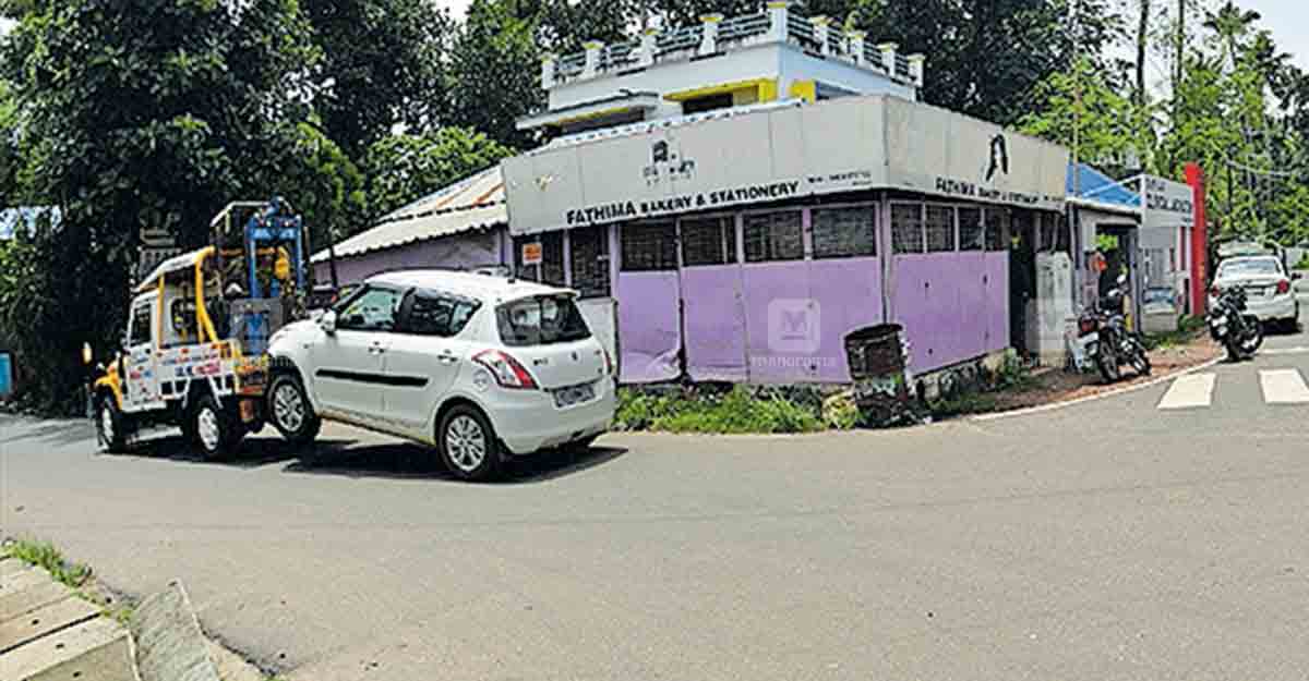 ഇതും കൂടി കൂട്ടി അഞ്ചാമത്തെ ഇടി, കടയിലേക്കു വാഹനം ഇടിച്ചു കയറിയെന്ന വാ