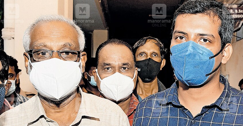 ഉത്രയുടെ അച്ഛൻ വിജയസേനനും സഹോദരൻ വിഷുവും വിധി കേൾക്കാൻ കോടതിയിൽ എത്തിയപ്പോൾ. ഉത്രയുടെ അച്ഛൻ വിജയസേനനും സഹോദരൻ വിഷുവും വിധി കേൾക്കാൻ കോടതിയിൽ എത്തിയപ്പോൾ.