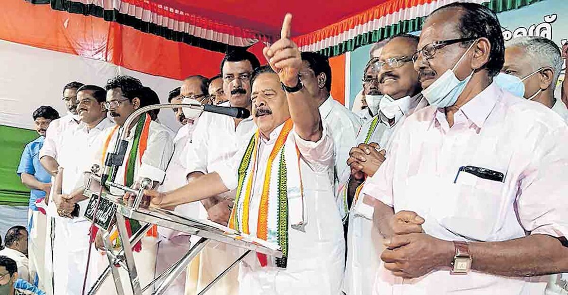 കുന്നത്തൂരിലെ യുഡിഎഫ് സ്ഥാനാർഥി ഉല്ലാസ് കോവൂരിന്റെ തിരഞ്ഞെടുപ്പ് പ്രചാരണത്തിന്റെ ഭാഗമായി ഭരണിക്കാവിൽ സംഘടിപ്പിച്ച സമ്മേളനം പ്രതിപക്ഷ നേതാവ് രമേശ് ചെന്നിത്തല ഉദ്ഘാടനം ചെയ്യുന്നു.  