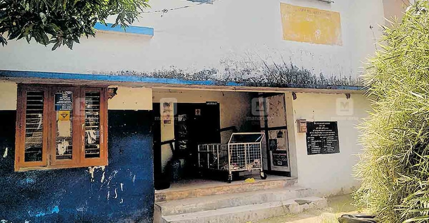 ചിതറ കിഴക്കുംഭാഗം ചന്തയിൽ നേരത്തെ പഞ്ചായത്ത് ഓഫിസ് പ്രവർത്തിച്ചിരുന്ന കെട്ടിടം നശിക്കുന്ന നിലയിൽ ചിതറ കിഴക്കുംഭാഗം ചന്തയിൽ നേരത്തെ പഞ്ചായത്ത് ഓഫിസ് പ്രവർത്തിച്ചിരുന്ന കെട്ടിടം നശിക്കുന്ന നിലയിൽ