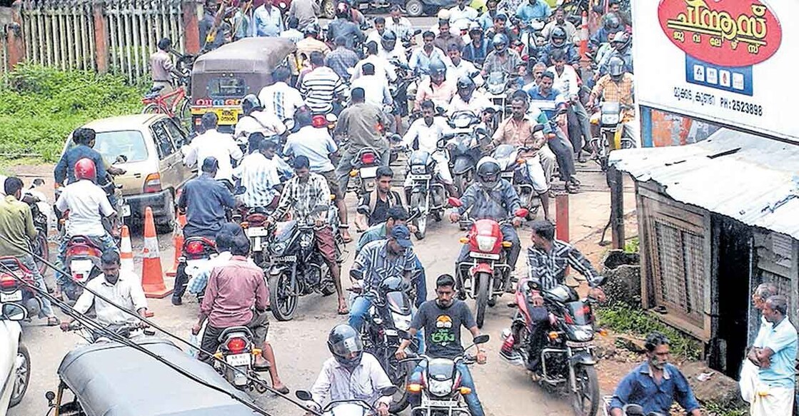 കുണ്ടറയിൽ റയിൽവേ ഗേറ്റ് അടയുമ്പോഴുണ്ടാകുന്ന ഗതാഗതക്കുരുക്ക്. (ഫയൽ ചിത്രം)