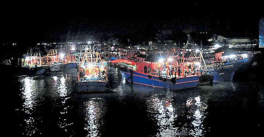 ട്രോളിങ് നിരോധനം കഴിഞ്ഞതോടെ അർധരാത്രി മത്സ്യബന്ധനത്തിനു പോകാൻ ഒരുങ്ങുന്ന ബോട്ടുകൾ. ശക്തികുളങ്ങരയിൽ നിന്നുള്ള കാഴ്ച. ചിത്രം: മനോരമ ട്രോളിങ് നിരോധനം കഴിഞ്ഞതോടെ അർധരാത്രി മത്സ്യബന്ധനത്തിനു പോകാൻ ഒരുങ്ങുന്ന ബോട്ടുകൾ. ശക്തികുളങ്ങരയിൽ നിന്നുള്ള കാഴ്ച. ചിത്രം: മനോരമ