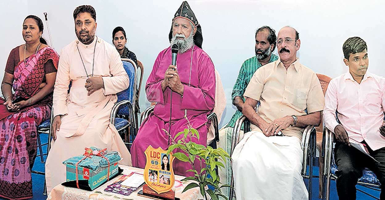 കുട്ടികൾ ലഹരി വിരുദ്ധ പ്രതിജ്ഞ എടുത്തു; ഫലവൃക്ഷത്തൈയുമായി