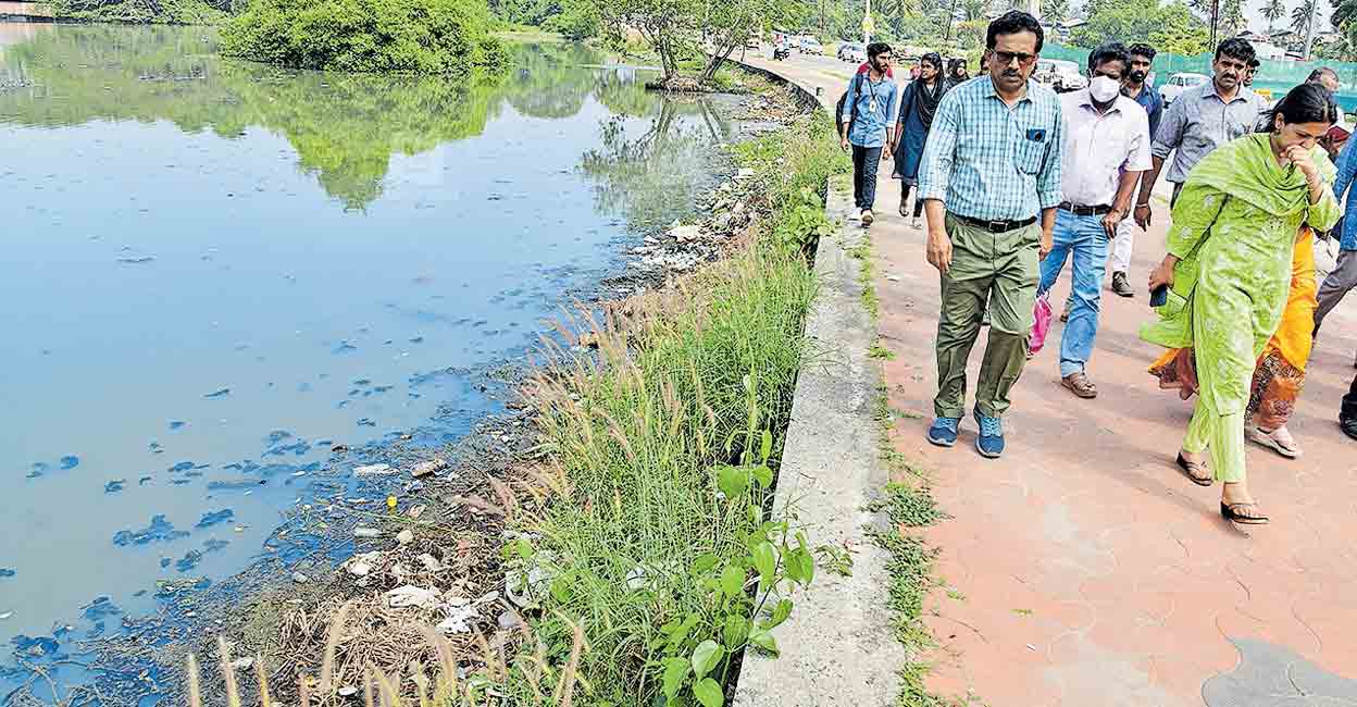 അഷ്ടമുടികായൽ പരിസരത്ത് സന്ദർശനം; ‘തൽസ്ഥിതി’ കണ്ട് ഞെട്ടി കലക്ടർ