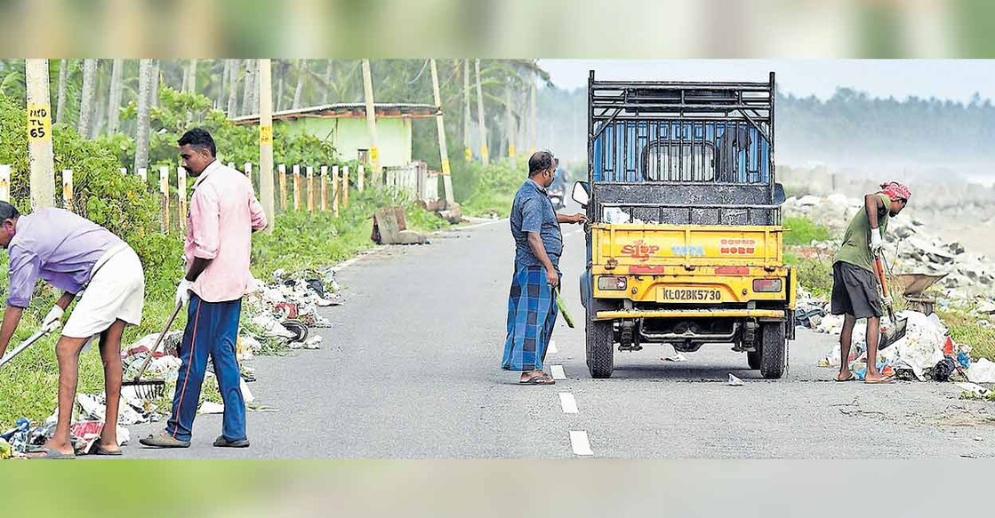 തീരദേശപാതയിൽ താന്നി ഭാഗത്തെ റോഡിലെ മാലിന്യം നീക്കുന്നു.  