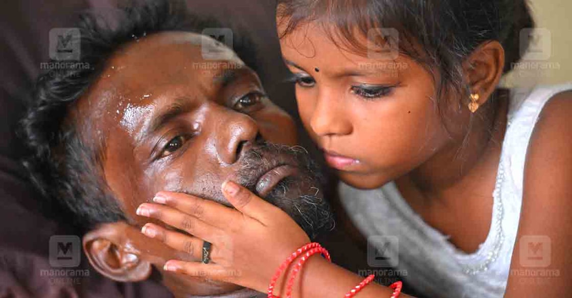 akshara-2 അക്ഷര അച്ഛൻ വി.എ.സുരേഷിനൊപ്പം പാമ്പാടി താലൂക്ക് ആശുപത്രിയിൽ. ചിത്രം: അഭിജിത്ത് രവി ∙ മനോരമ