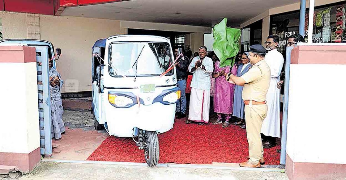 ഫിഷർമെൻ കമ്യൂണിറ്റി ഡവലപ്മെന്റ് പ്രോഗ്രാമിന്റെ (എഫ്സിഡിപി) നേതൃത്വത്തിൽ തീരദേശത്തെ മത്സ്യത്തൊഴിലാളികളായ സ്ത്രീകൾക്ക് ഇലക്ട്രിക് ഓട്ടോ നൽകുന്ന (വീ ഓട്ടോ) പദ്ധതിയുടെ ആറാം ഘട്ടം കൊല്ലം ആർടിഒ ജയേഷ് കുമാർ ഉദ്ഘാടനം ചെയ്യുന്നു. 