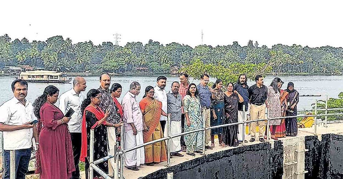 കുരീപ്പുഴയിലെ സ്വീവേജ് ട്രീറ്റ്മെന്റ്  പ്ലാന്റിന്റെ നിർമാണ പുരോഗതി മേയർ പ്രസന്ന ഏണസ്റ്റിന്റെ 
നേതൃത്വത്തിൽ പരിശോധിക്കുന്നു. 
