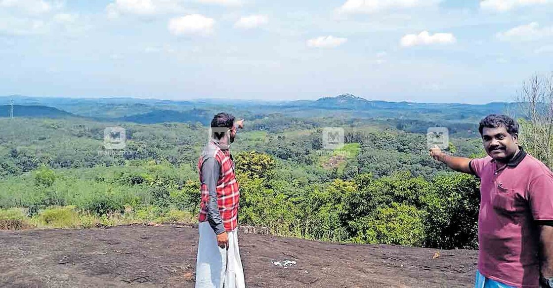 നിലമേൽ കൈതോട് മുള്ളുംമൂട് പാറയിൽ നിന്നു ചടയമംഗലം ജടായുപ്പാറയിലേക്കുള്ള ദൂരക്കാഴ്ച. മുള്ളുംമൂട് പാറയിലാണ് ഖനനത്തിന് ശ്രമം നടത്തുന്നത്.