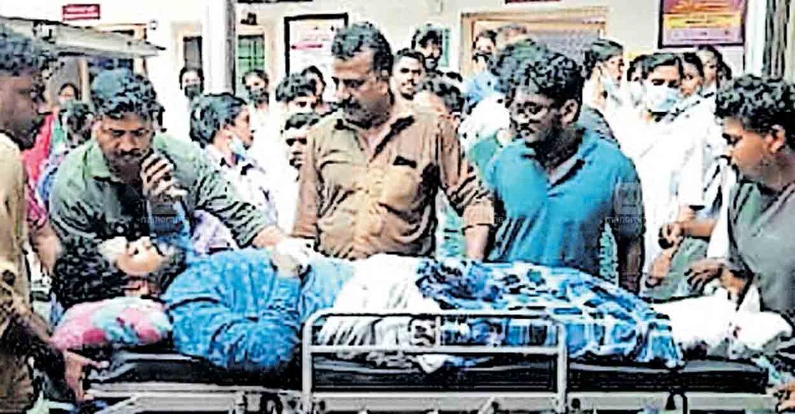 kollam-lorry-accident
ഐക്കരക്കോണം– പുനലൂർ റോഡിൽ ഇടിച്ചിട്ട ടിപ്പർലോറി ഇരുകാലുകളിലൂടെയും കയറിയിറങ്ങിയ ബൈക്ക് യാത്രക്കാരനായ ആസിഫിനെ പുനലൂർ താലൂക്ക് ആശുപത്രിയിൽ എത്തിച്ചപ്പോൾ
