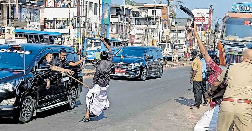 മുഖ്യമന്ത്രിയുടെ സന്ദർശനം; കൊല്ലത്ത് തുരുത്ത് കാണാൻ കറുപ്പ് ഷർട്ട് ധരിച്ചെത്തിയ യുവാക്കൾ എട്ട് മണിക്കൂർ കസ്റ്റഡിയിൽ