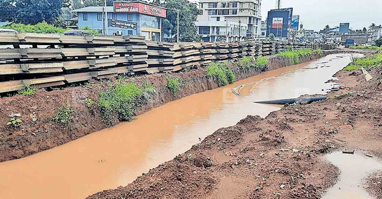 കുഴി എടുത്തത് ഓടയ്ക്കായി; മഴ കഴിഞ്ഞപ്പോൾ ‘കുളം’