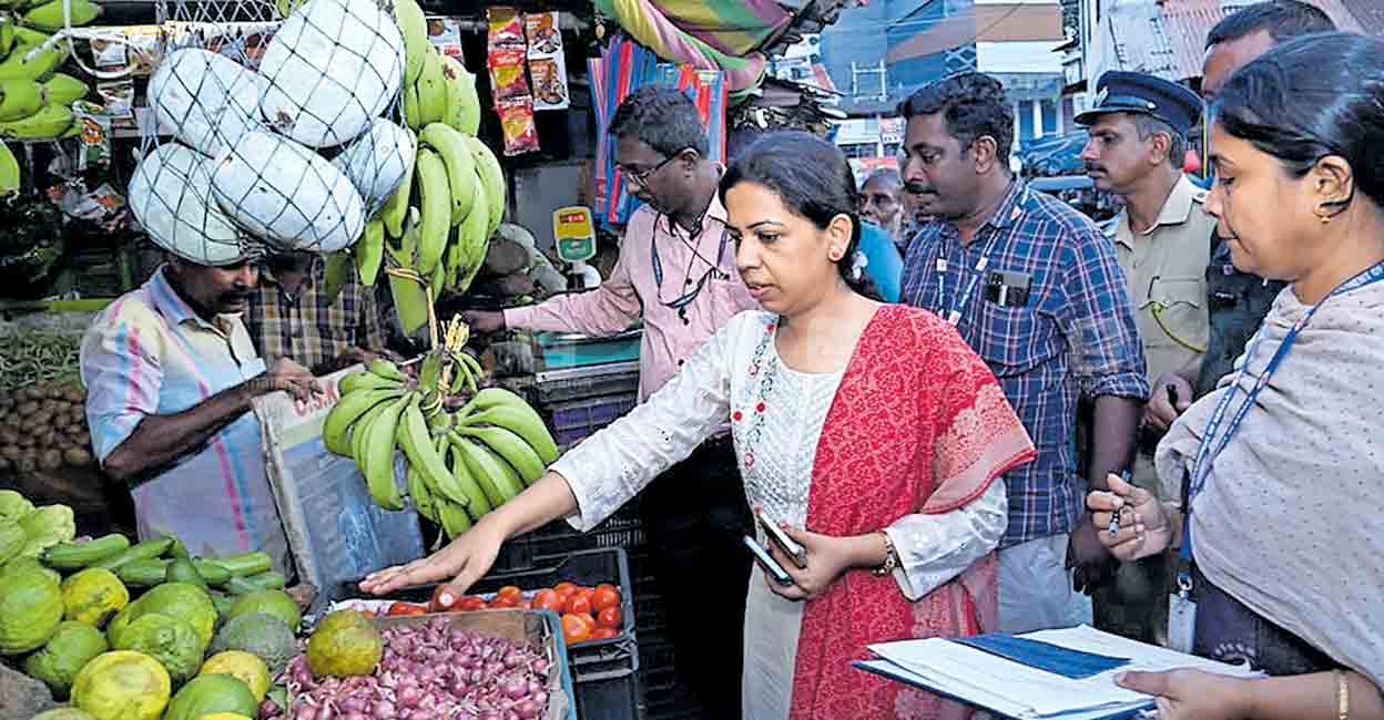 വ്യാപാര സ്ഥാപനങ്ങളിൽ കലക്ടറുടെ പരിശോധന