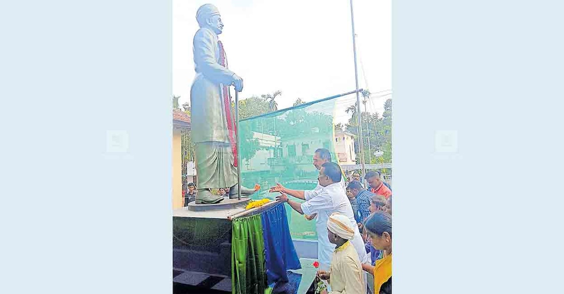  കേരള പുലയർ മഹാസഭ പനയം ശ്രീലക്ഷ്മി വിലാസം ശാഖയിൽ നിർമിച്ച മഹാത്മാ അയ്യങ്കാളി പ്രതിമയുടെ അനാഛാദനം നിർവഹിച്ച ശേഷം മന്ത്രി കെ.രാധാകൃഷ്ണൻ, എൻ.കെ.പ്രേമചന്ദ്രൻ എംപി എന്നിവർ പ്രതിമയിൽ പുഷ്പാർച്ചന നടത്തുന്നു.  

