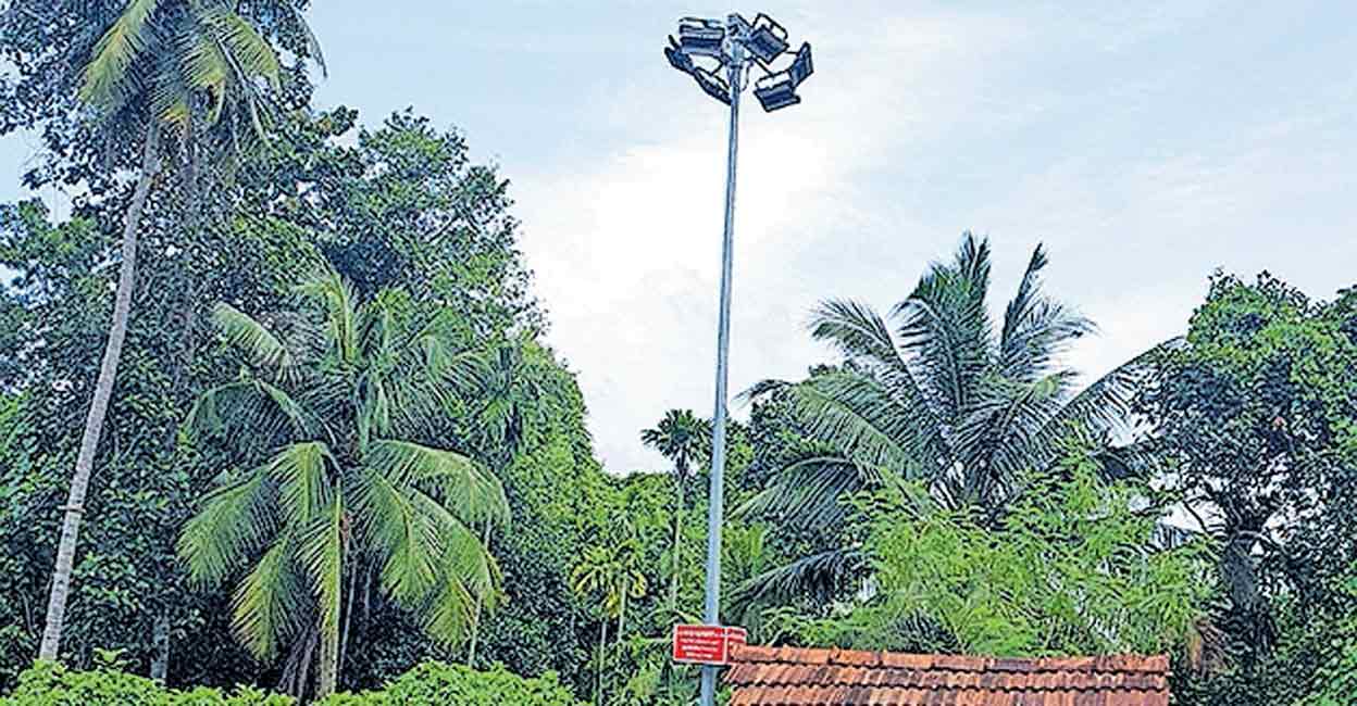 രാഷ്ട്രീയ പോരിനു ഇട നൽകാതെ എംപിയുടെ മിനി മാസ്റ്റ് ലൈറ്റ് ഇളക്കി മാറ്റി