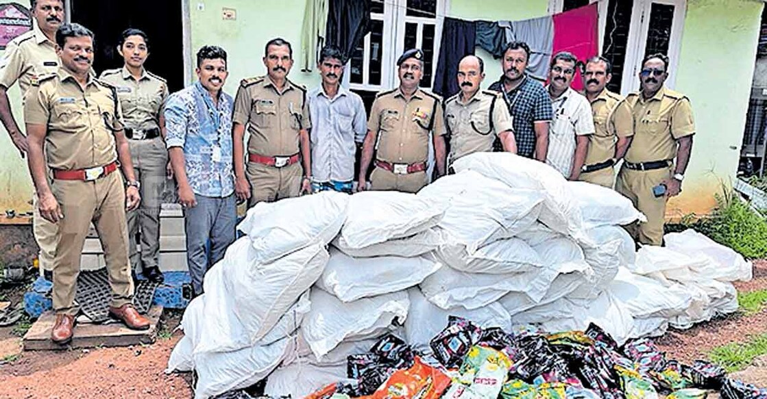 പുന്തലത്താഴത്ത് വാടക വീട്ടിൽ നിന്ന് എക്സൈസ് സംഘം പിടികൂടിയ 10 ലക്ഷം രൂപ വില വരുന്ന പുകയില ഉൽപന്നങ്ങൾ.  