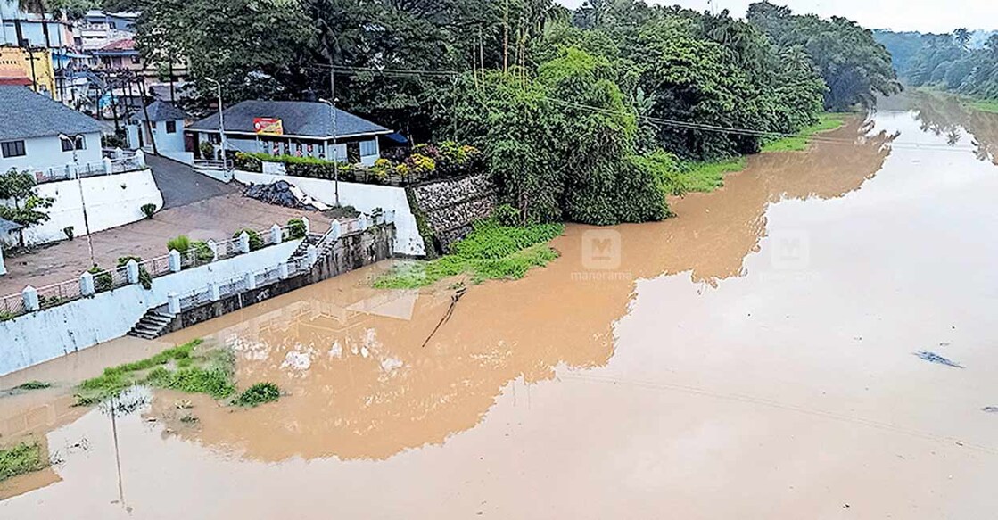 kollam-kallada-river കനത്ത മഴയെത്തുടർന്ന് കല്ലടയാറ്റിൽ ജലനിരപ്പ് ഉയർന്ന് ഇന്നലെ സന്ധ്യയോടെ പുനലൂർ പട്ടണമധ്യത്തിലെ ഡിടിപിസി സ്നാന
ഘട്ടത്തിൽ വെള്ളം കയറിയപ്പോൾ.