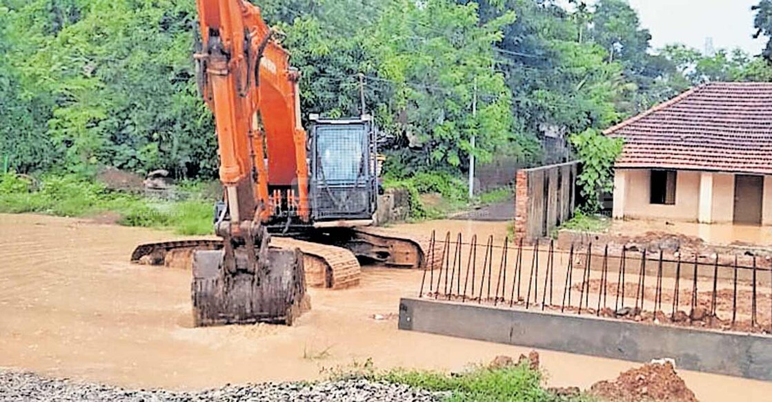 kollam-school കല്ലുവാതുക്കൽ പഞ്ചായത്ത് ഹൈസ്കൂളിനു സമീപത്തെ ദേശീയപാതയിലെ വെള്ളക്കെട്ട് ഒഴിവാക്കാനുള്ള ശ്രമം.