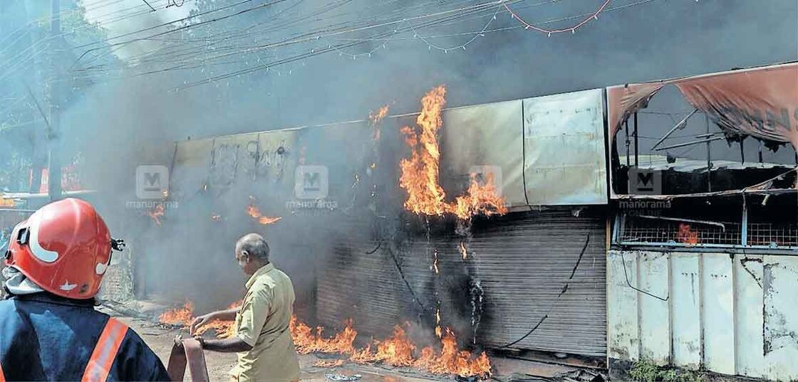 sanitary-shop-in-fire-kollam-1 കൊല്ലം കാവനാട് സാനിറ്ററി കടയ്ക്ക് തീപിടിച്ചപ്പോൾ. ചിത്രം∙ മനോരമ