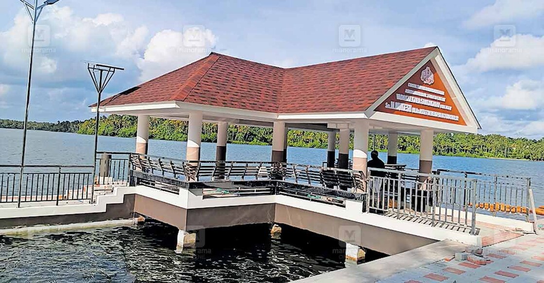 boat-jetty അഷ്ടമുടി വടക്കേക്കരയിൽ പുതിയതായി നിർമിച്ച ബോട്ട് ജെട്ടി.