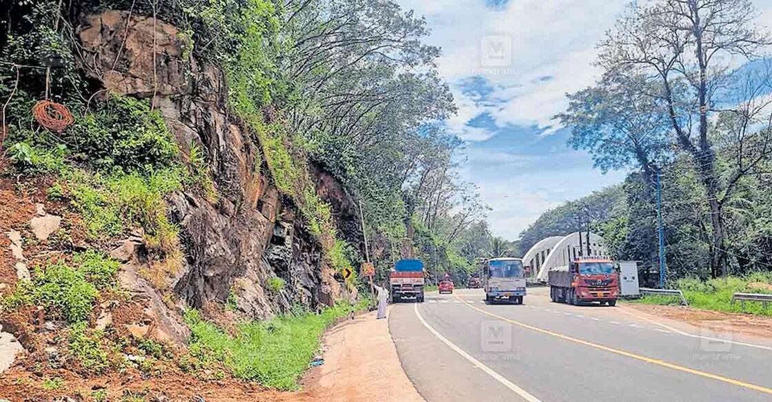 hill-road-side പുനലൂർ–മുവാറ്റുപുഴ സംസ്ഥാന പാതയിൽ മുക്കടവിൽ പാലത്തിന്റെ സമീപം അപകടാവസ്ഥയിൽ നിൽക്കുന്ന മല.