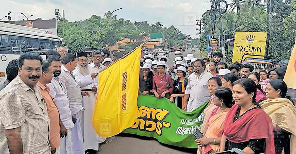 pulamon-canal-sanitation പുലമൺ തോട് ശുചീകരണത്തിന്റെ ഭാഗമായി നടന്ന കൂട്ടയോട്ടം കൊട്ടാരക്കര സെന്റ് ഗ്രിഗോറിയോസ് കോളജ് മാനേജർ ഫാ.ബേബി തോമസ് ഫ്ലാഗ് ഓഫ് ചെയ്യുന്നു.