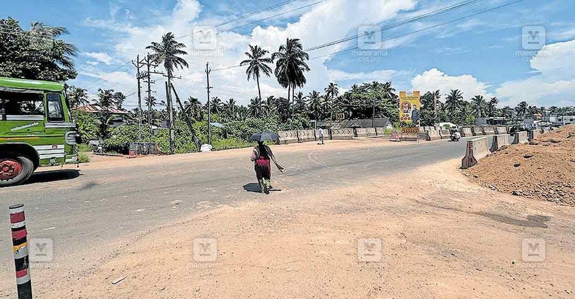 SUBWAY കാൽനട യാത്രക്കാർക്കുള്ള അടിപ്പാത നിർമിക്കാൻ നാട്ടുകാർ ആവശ്യപ്പെടുന്ന സ്ഥലം. ചിത്രം മനോരമ