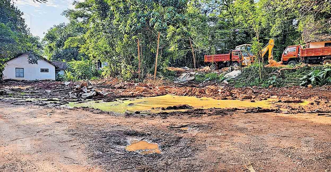 new-flat പുനലൂർ പൊലീസ് സ്റ്റേഷനും ഡിവൈഎസ്പി ഓഫിസിനും
മധ്യേയുള്ള ഭാഗത്തു പുതിയ ഫ്ലാറ്റ് സമുച്ചയം നിർമിക്കുന്നതിനു
പഴയ ക്വാർട്ടേഴ്സുകൾ പൊളിച്ചു നീക്കിയ സ്ഥലം.