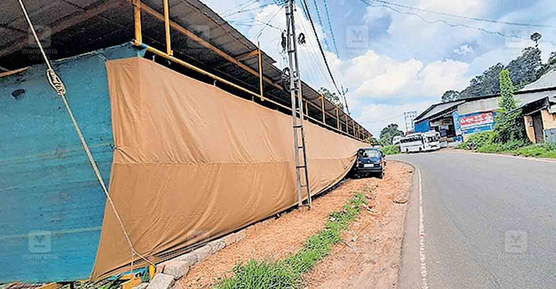 മണ്ഡലകാലത്ത് തീർഥാടകർക്കായി പുനലൂരിലെ മിനി പമ്പയിൽ വ്യാപാര കേന്ദ്രങ്ങൾ തുറക്കാനുള്ള തയാറെടുപ്പുകൾ തുടങ്ങിയപ്പോൾ.   
