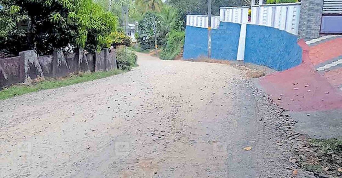 kollam-ambalamkunnu-poriyakkodu-road അമ്പലംകുന്ന് പൊരിയക്കോട് റോഡ് പണി പൂർത്തിയാകാത്ത നിലയിൽ.