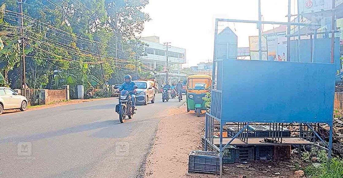 kollam-thirumangalam-national-highway-encroached-roadside-for-trade കൊല്ലം–തിരുമംഗലം ദേശീയ പാതയിൽ റോഡരികിൽ കച്ചവടത്തിനായി കയ്യേറിയ നിലയിൽ.